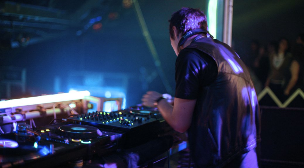 We love music stats at DJ Mag &amp; we've teamed up with <a href="/BpTopTracker/">BpTop Tracker</a> to bring 'em to you! bit.ly/1Zwkxbl