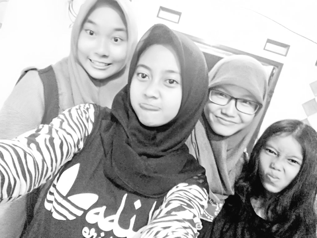 CitraChamelia's tweet photo. Kalian juga harus tau.. aku itu kalo udah ketemu sm temen deket ..pasti gokil abis 👊😄 https://t.co/JfFhdsYR5b