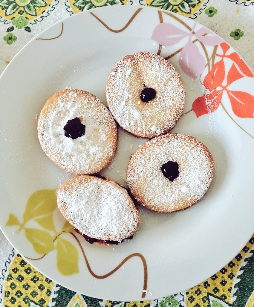 spada_davide93's tweet photo. Biscuits faits maison 😍😍😍 #lapasticceriaacasamia #lechefcestmoi #lafelicitàaifornelli 🍪🍪🍪 https://t.co/Dok0LV5vi3