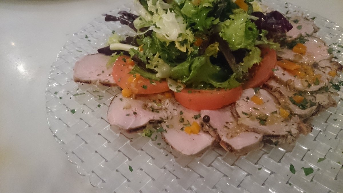 ¿Empezamos la semana con un poquito de #dieta sana pero cargada de sabor? Ensalada de solomillo en escabeche #acomer