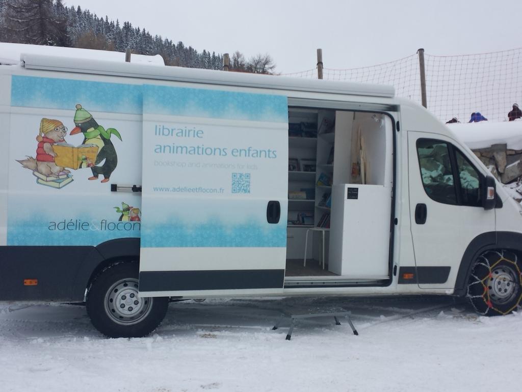AdelieFlocon's tweet photo. @LesKarellis Nouveau jeu : trouver le camion! Pas loin du Front de Neige, si, si ! #ONESTLAAA #librairieitinerante https://t.co/psUQQKXPyI