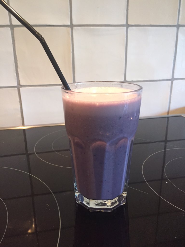 IlsevanKrieken's tweet photo. First meal of the Day! Healthy shake! Love it! #healthy #detox #strawberry #blueberry #clean9 #GetFITin2016 https://t.co/T1GXWlUjmc