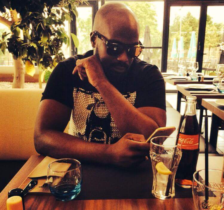 <a href="/JoeyStarr/">JoeyStarr</a> <a href="/criscab/">Cris Cab</a> <a href="/DALLASAUSTIN/">Dallas Austin</a> <a href="/DjFanst/">Fans-T</a> 
En adopté le t-shirt Bellmoto "Bellombre paris" bellombreparis.com