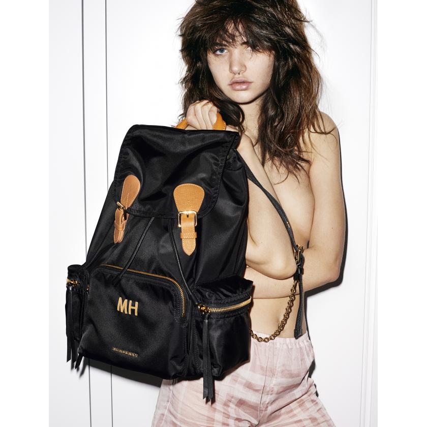 HarpersBAZAARGe's tweet photo. FASHION TREND-BACKPACK IS BACK! https://t.co/DPezT7ebNw #MishaHart #Burberry https://t.co/fBlkEuDWla