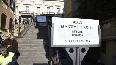 repubblica's tweet photo. Napoli, intitolate a Massimo Troisi le scale di "Scusate il ritardo" https://t.co/fel32POH1n https://t.co/hINMCHRRnM
