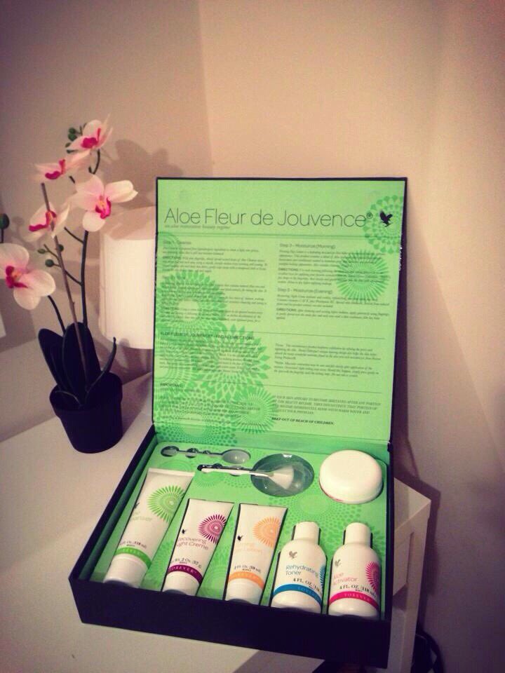 HelensAloe's tweet photo. Fleur de jouvence range available as a set of separate items 🌱🌸https://t.co/6oicvytM7J #1pmlunch https://t.co/gQXPVJaPIN