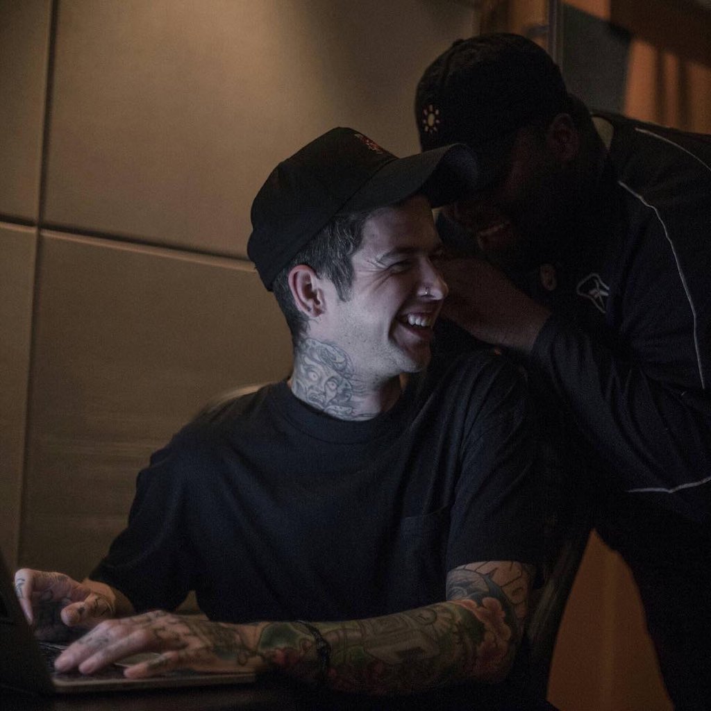 TravisMillsBRA's tweet photo. Throughaugust via Instagram: "Quando nós escrevemos é mágico." https://t.co/Ynxx21Dvdj
