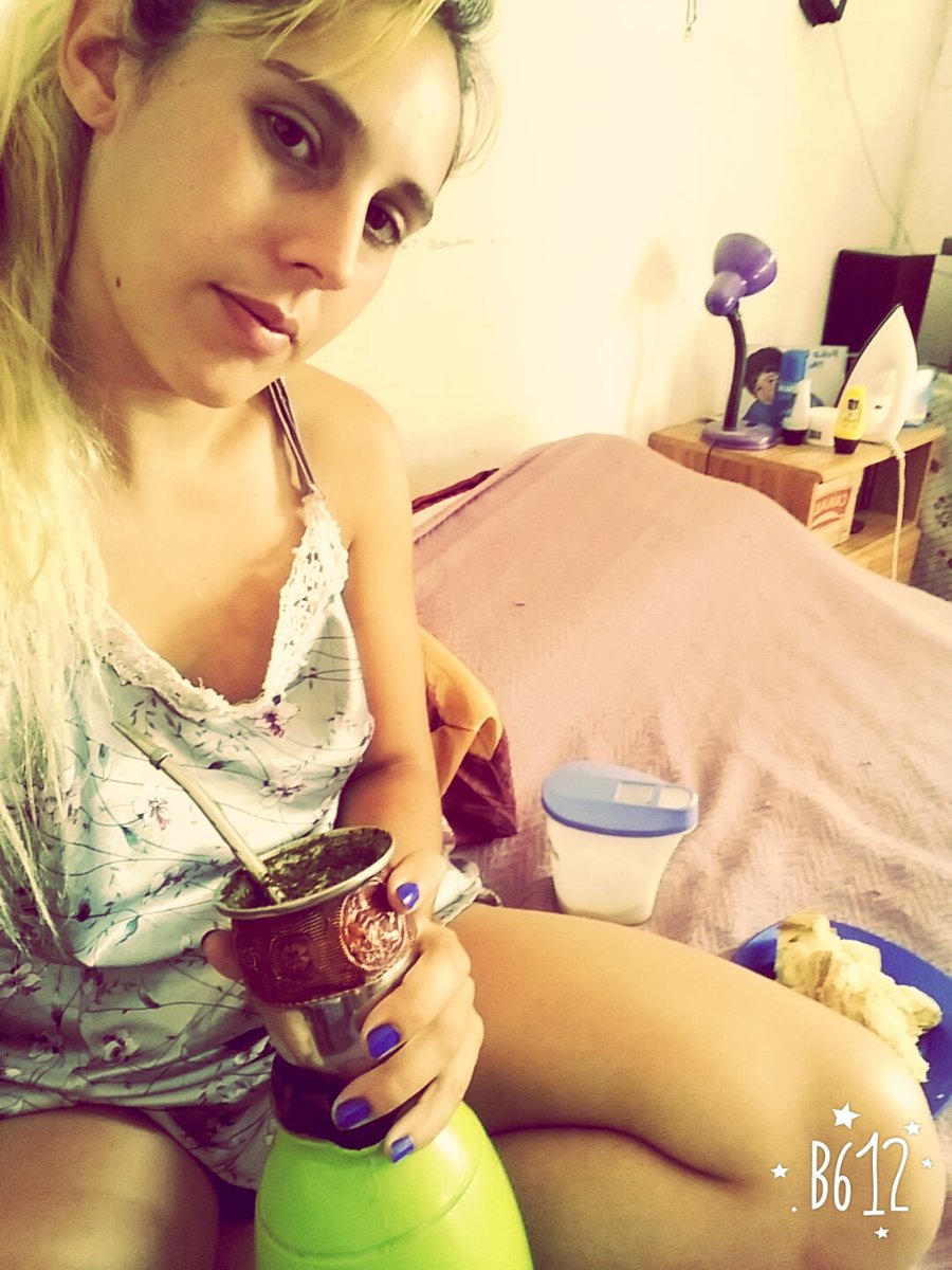 BettyLinde's tweet photo. Hoy estoy melancólica y desayuno  en la cama https://t.co/cshLtErv4r