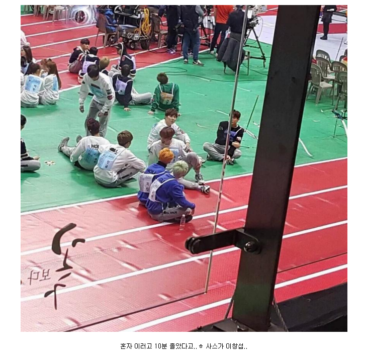 instiz's tweet photo. 오늘자 아육대 외로운 초록색 덩어리 하나.jpg https://t.co/WnaYtzaYF8 https://t.co/vbYtvjf6Wo