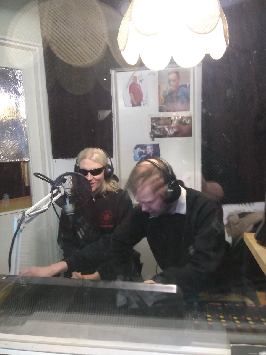 HerraHerranen's tweet photo. Suorassa lähetyksessä Lähiradio 100.3 mhz taajuudella nyt! #eviltone #herrasenenkelit #UMK16 https://t.co/ttBkcVQ1RT