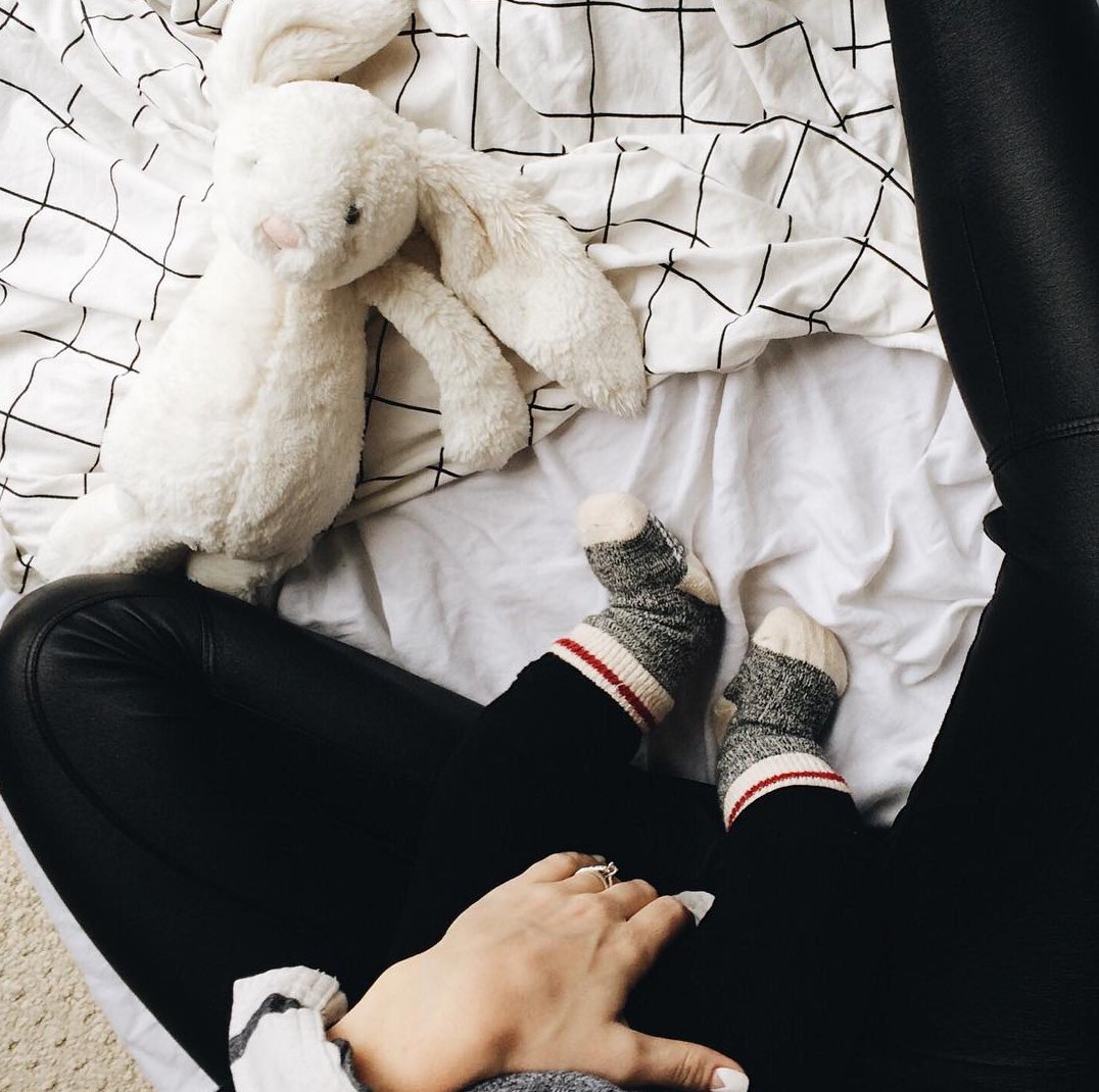 ROOTS's tweet photo. It's Monday w/ an average of -10 outside. Cozy baby cuddles would be ideal today! Photo: @britthavens #RootsIsCanada https://t.co/5YS0o519BC