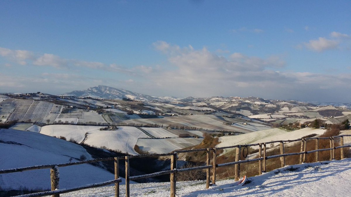 Guardate dal <a href="/RelaisDelColle/">Relais Del Colle</a> che magia le colline imbiancate! #destinazionamarche <a href="/youpiceno/">YouPiceno</a> <a href="/MarcheTourism/">Marche Tourism</a>