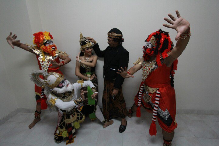 Sinta bukan cuma tentang lelaki, yang melindunginya dengan pedang perisai dengan bidang dadanya.
Mbah <a href="/sudjiwotedjo/">Jack Separo Gendeng</a>