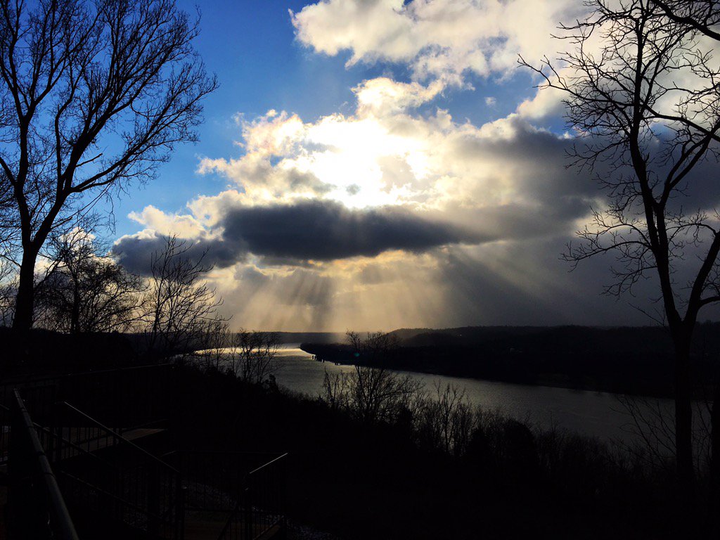 KathyLawler's tweet photo. So cold but so pretty. #cincyskies @AndersonTownshp @WCPO https://t.co/VhzeMklS3J