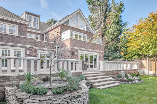 KeyStonework's tweet image. Beautiful new house for a client in Essex, Wet-Cast portico, window surrounds, cornice, string course &amp;amp; balustrade