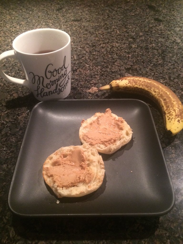 FoamRolling2016's tweet photo. Made a healthy breakfast #keepsmewell #mbWellness #WellnessWeek #goodmorninghandsome #banana #granitetable https://t.co/1ZYQvfUlcr