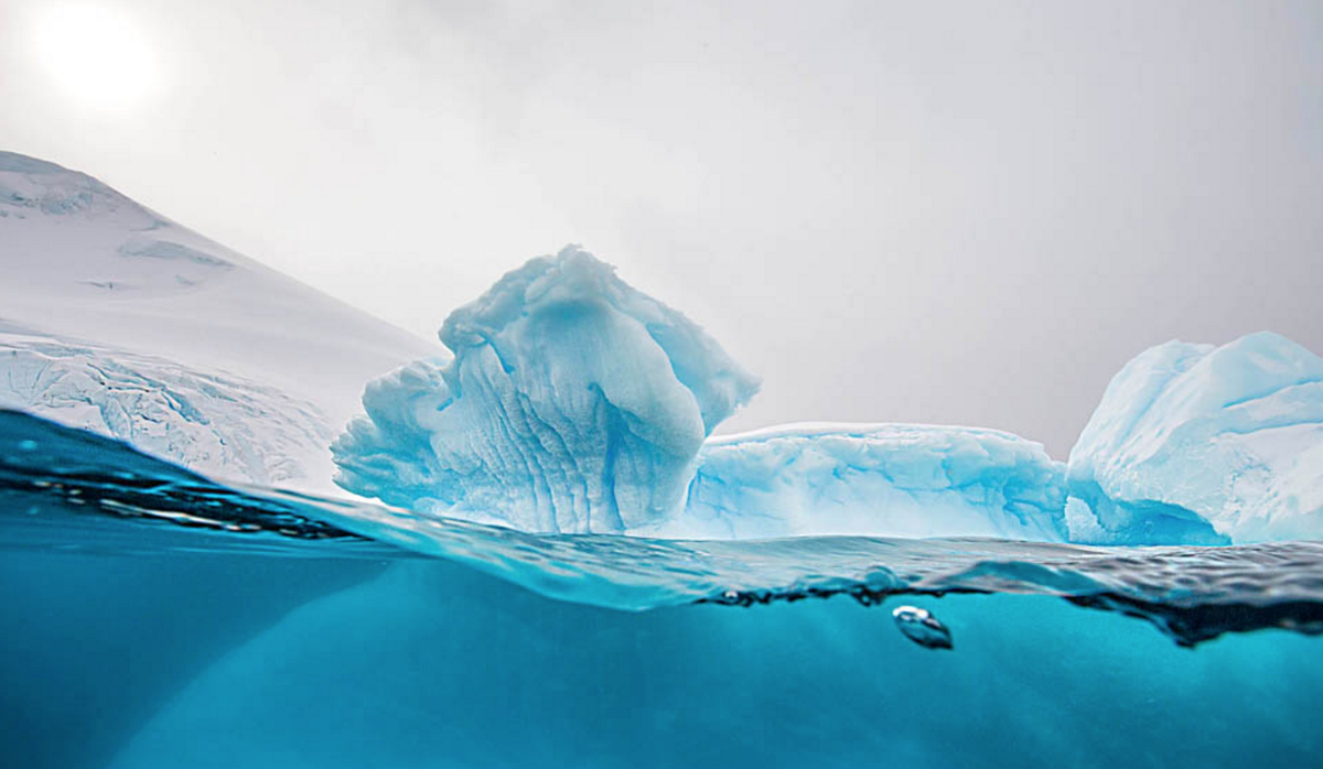 BarcroftUSA's tweet photo. Tip of the iceberg: Photographer captures beautiful Antarctic split-shots: https://t.co/dX2we1C5Y8 https://t.co/duwdMt6I0t