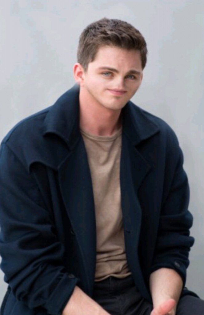NoNoseForYou's tweet photo. Logan Lerman https://t.co/2mgeWqJZwD