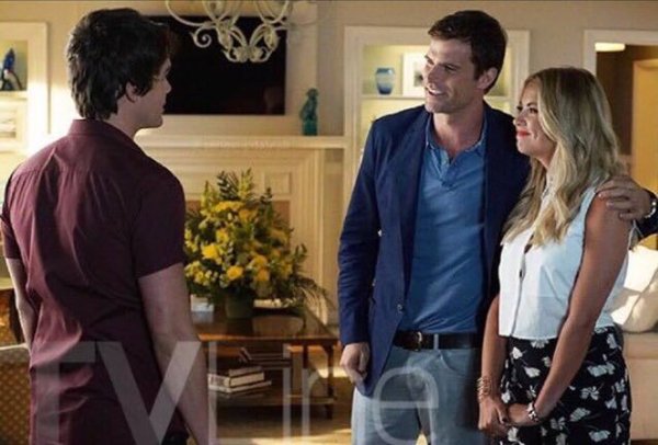 _PLL_Lovers_'s tweet image. Ese momento incómodo cuando tu ex-novia te presenta a su prometido... #PLL #PLLSeAson6B #PLL6x12 #CharlottesWeb