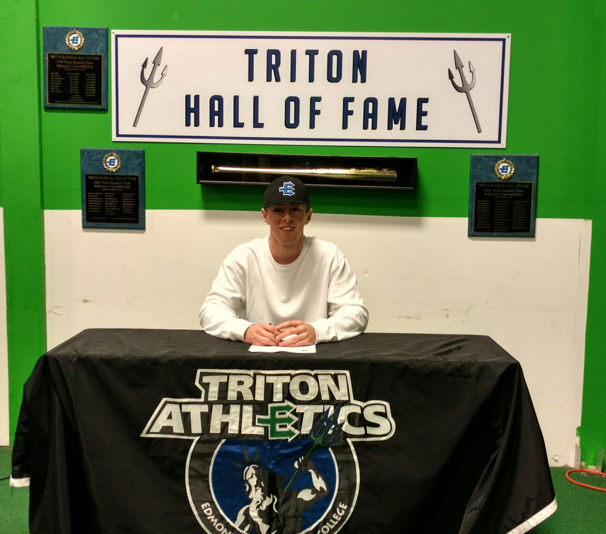 EdmondsBaseball's tweet photo. The Triton Baseball team would like to announce the signing of Drew Serres (OF) of Mountlake Terrace HS #GoTritons https://t.co/j1BMtQn4cv