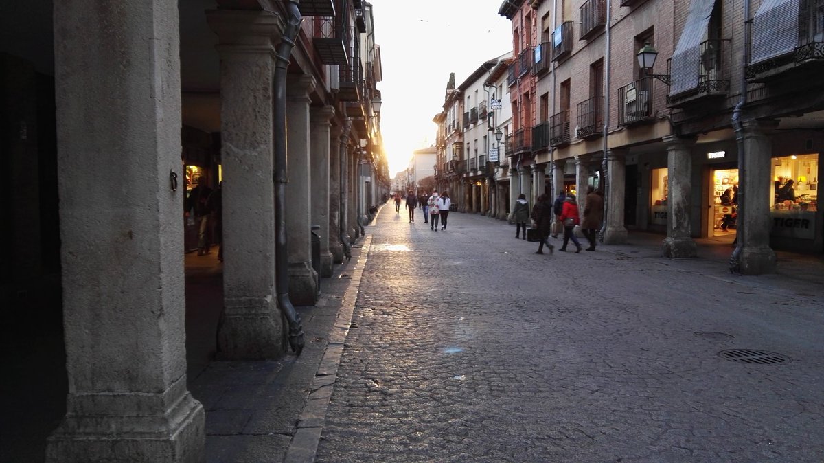 alcalaenfurecid's tweet photo. EL ATARDECER EN LA CALLE MAYOR ES ALGO REALMENTE MÁGICO https://t.co/wyGDNinByz