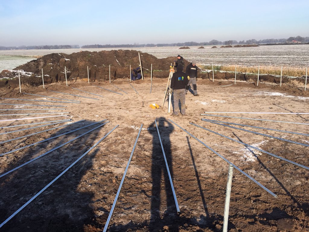 HJSchukkert's tweet photo. Vandaag @roytenpeze geholpen met plaatsen #mestsilo's #MST #Thiel het was bikken grond was #bevroren -6 in #sibculo https://t.co/cWwXsUrc3y