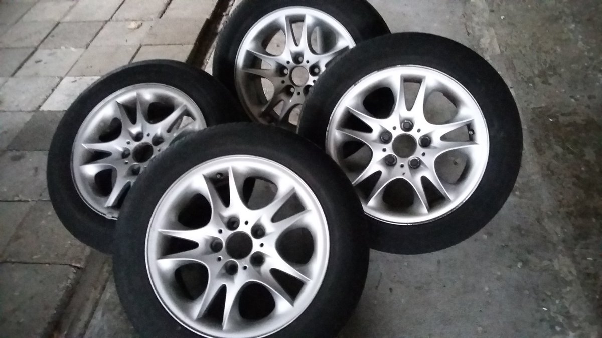 Velgen voor winterbanden. Komen van bmw x3 17inch. 235 breed.
200,--