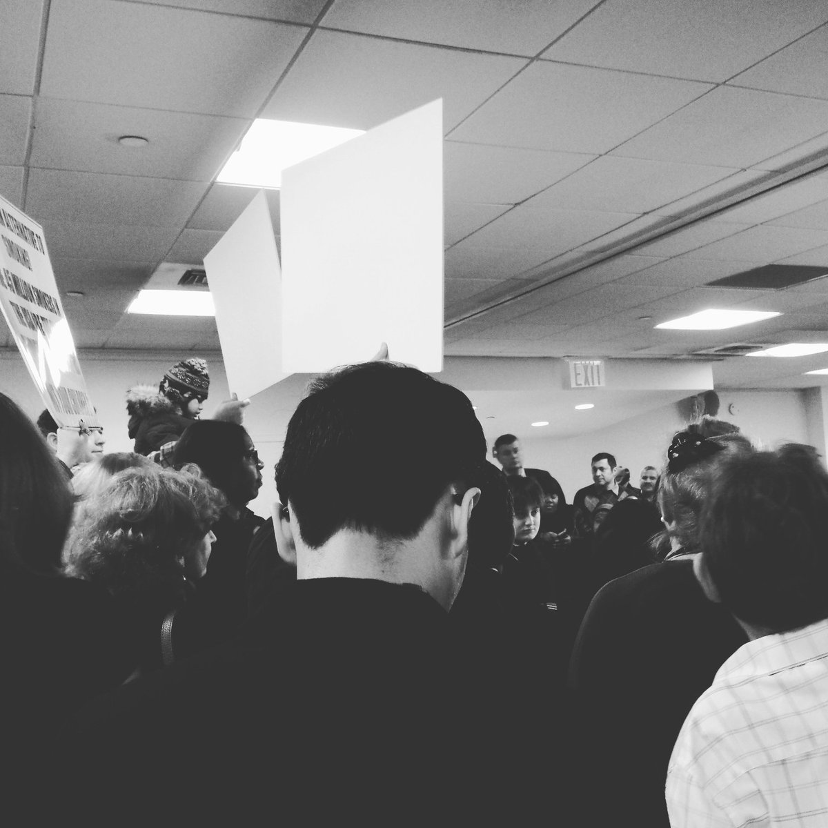 tobaccofreesi's tweet image. E-cigarettes have health consequences,yet they are marketed to children as the cool,safe alternative #NoECigs4Kids