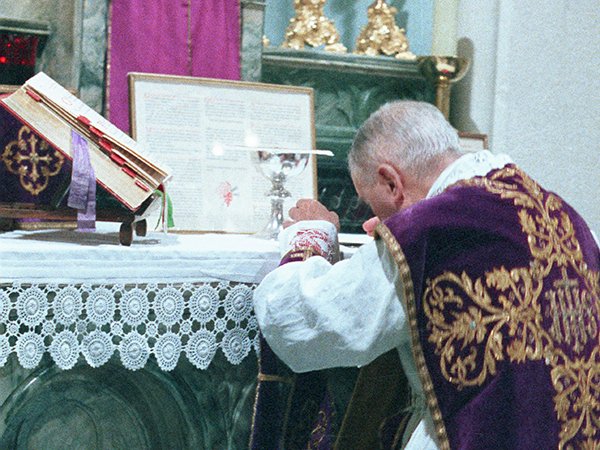 ApbLefebvre's tweet image. It is vital to contemplate Holy Mass, to see in it Jesus on the cross, to see in that cross the summit of God’s love