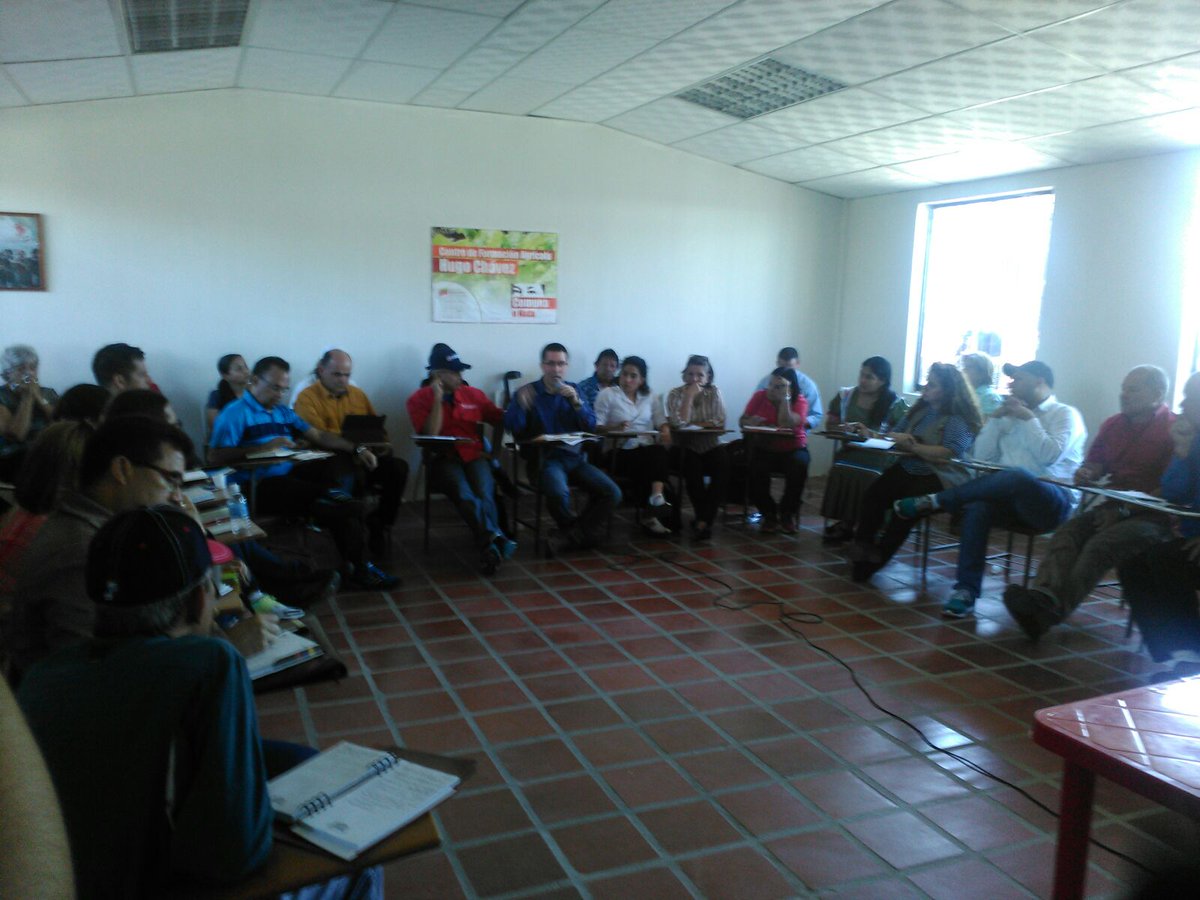 mineducacion_ve's tweet photo. Asamblea Popular de todo el gabinete del área social en el urbanismo "Los Aviadores" en Maracay, estado #Aragua https://t.co/VZ9ga9kw0b