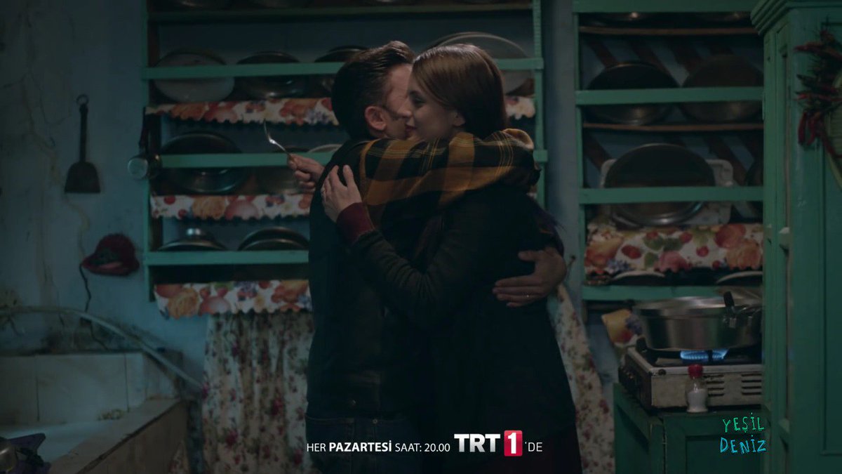 MerTurakFC's tweet photo. #YeşilDeniz 'e az kala ne yapıyorsunuz sadıçlaa?! 😄😊✋🌹 @mertturak @gunes_sayin @yesildeniztrt1 https://t.co/mi4x1MDVvJ