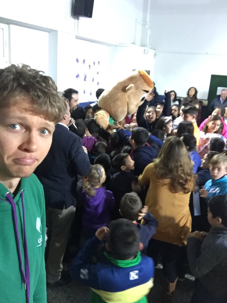 MKuzminskas's tweet photo. Por la mañana nosotros estuvimos visitando escuelas.Regla número 1: cuando CHICUI actúa...nadie se interesa por ti😂 https://t.co/bKTX5Gx88Y