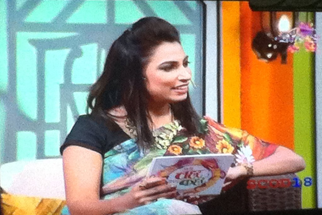 twins_sb's tweet photo. @KrantiRedkar #ALKK #shashan movie promotion .. Lady "smiley" 👌.. Solapurchi chadar nice one.. God bless u https://t.co/JhVzU4S3UU