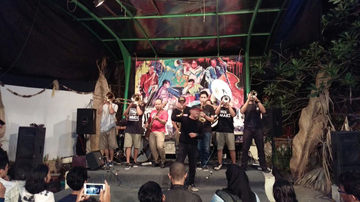jazzmbensenen's tweet photo. Asik! @BrasszigurBrass feat @danny_eriawan https://t.co/Nf3b8hHn5Y