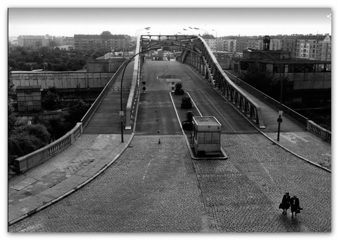 One for @PaulaSKirby Boesebrücke 1986 #BornholmerStraße #DDR

youtube.com/watch?v=QWtsV5…