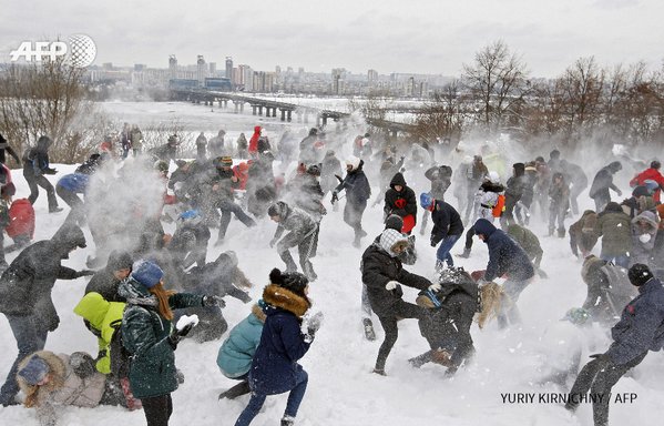 IMGimages's tweet photo. #Ukraine Youth take part in a snow battle in Kiev on January 17, 2016. Photo by Yuriy Kirnichny #AFP https://t.co/bE5nafazwe