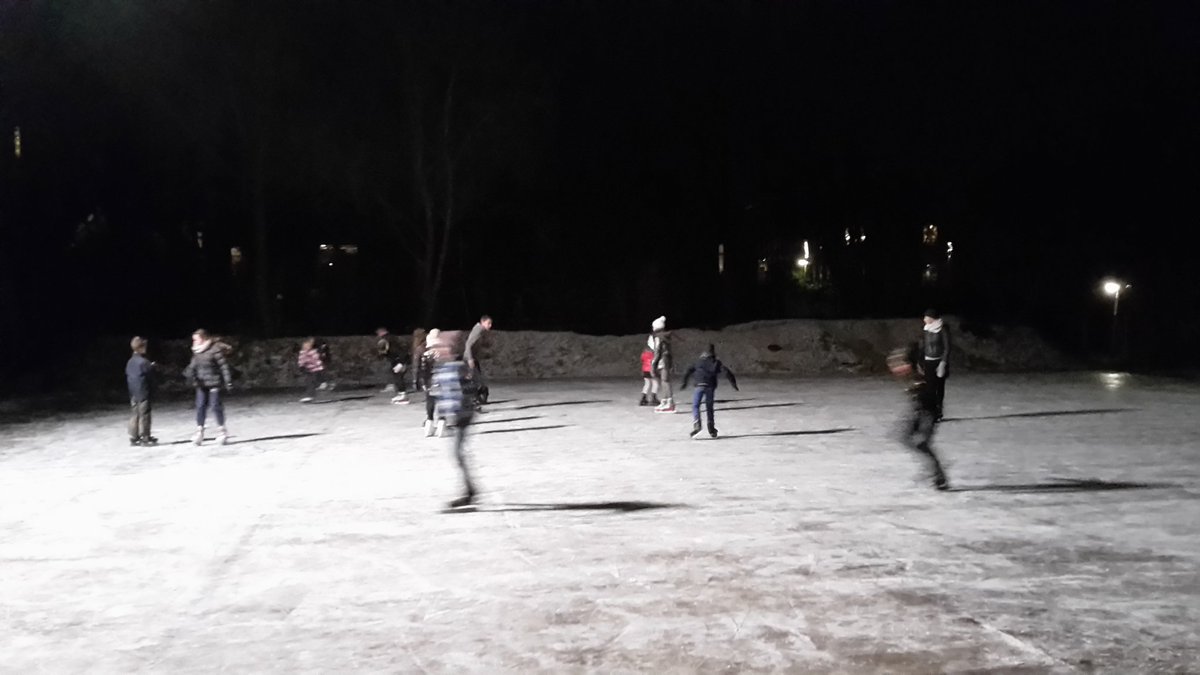 Waar vroeger de Wipmolen stond, wordt nu geschaatst.  De buurt spuit de betonnen platen op. Schitterend initiatief!