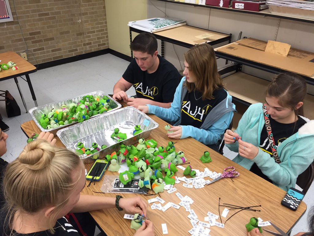 AlvinISD_EdFdn's tweet photo. The @alvin_jh NJHS students are busy tagging turtles for the big race coming up on Feb 20! https://t.co/uAKdESZ8zF