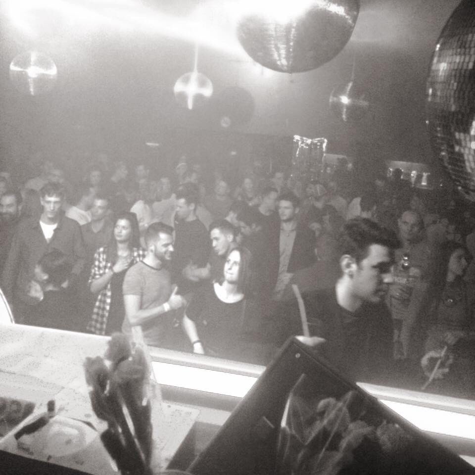 MonkeyCoops's tweet photo. Shot from last Sat at H2o club (Be) . https://t.co/TvxWsC6bz0