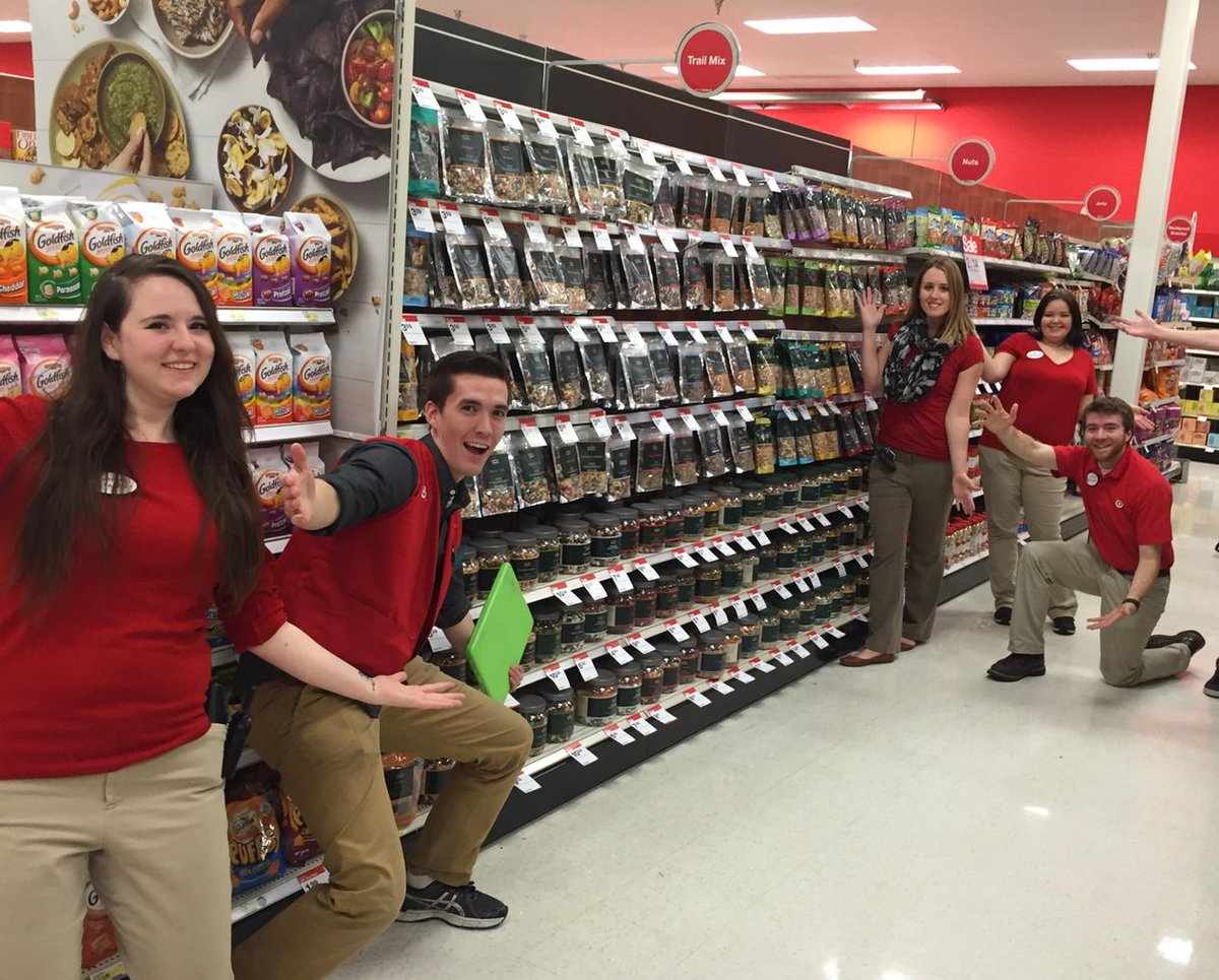 Everyone helps with 4x4s at 342! #fillthefloor! <a href="/BethGates23/">Beth Gates</a> <a href="/ScottKuhn410/">Scott Kuhn</a>
