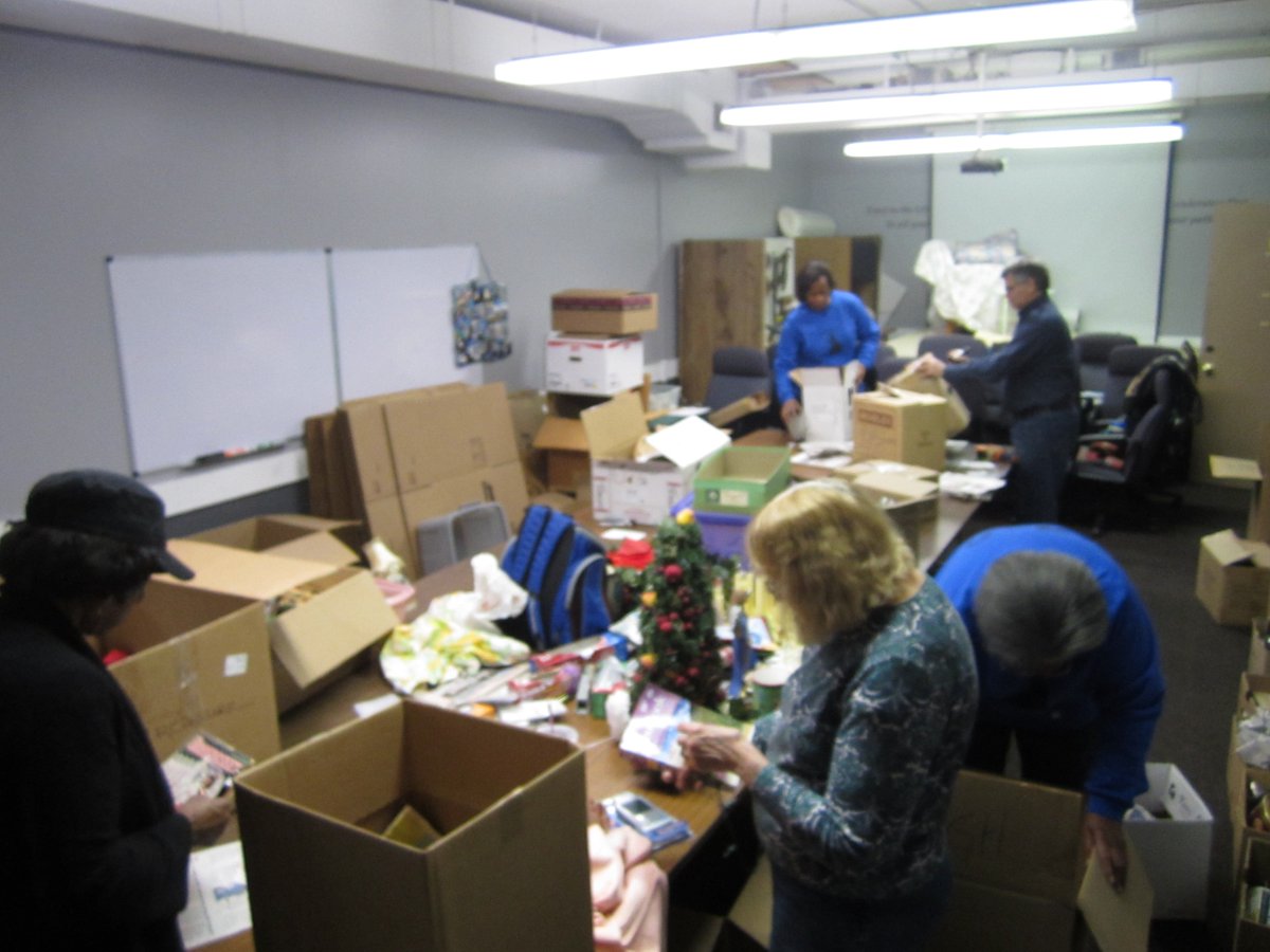 ImpresarioMario's tweet photo. More of our wonderful @MLKDay volunteers helping out around town. @VolunteerKzoo @MCSConline #MLKMI #Kzoo https://t.co/pW6njVWsug