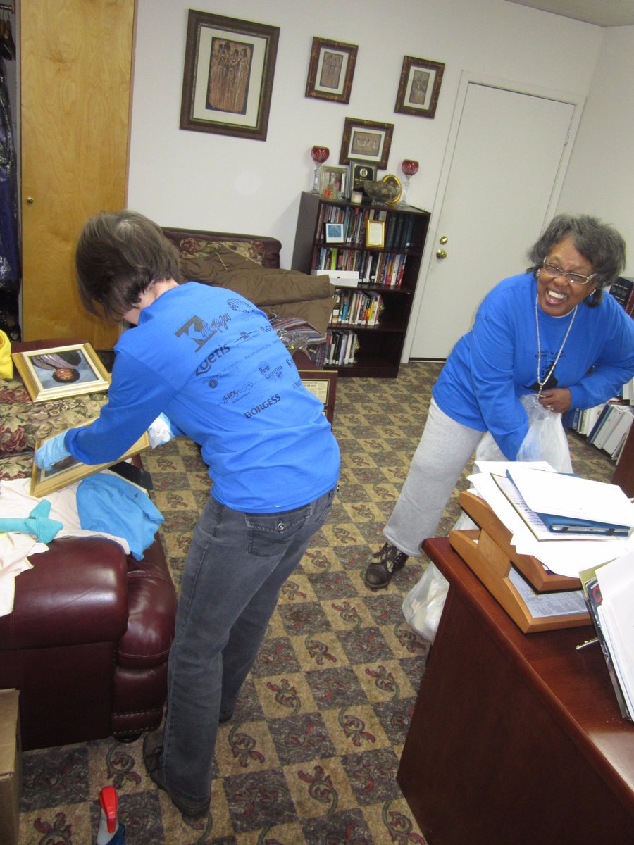 ImpresarioMario's tweet photo. More of our wonderful @MLKDay volunteers helping out around town. @VolunteerKzoo @MCSConline #MLKMI #Kzoo https://t.co/pW6njVWsug