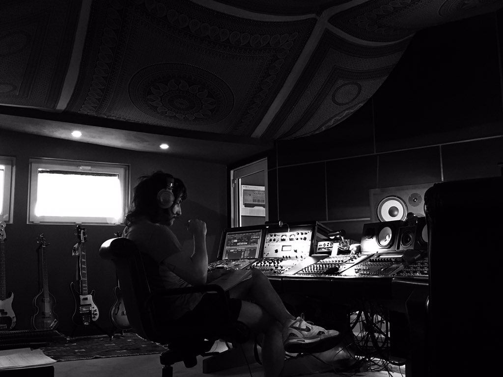 PuroRevolver's tweet photo. @juanavia chequeando mezcla con los @AudioTechnicaLA M50 en Revolver. https://t.co/vd16xZv6L9
