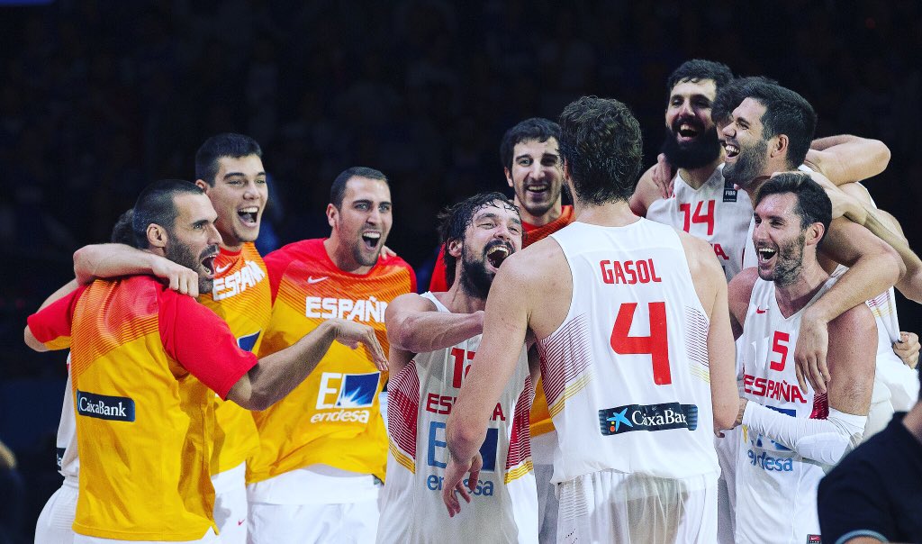 Hectorfernandez's tweet photo. Él lo hace por nosotros, ahora nos toca a nosotros por él: PAU GASOL #AllStar2016 #NBAVote @paugasol RT!!! https://t.co/GYiXDuvTxd