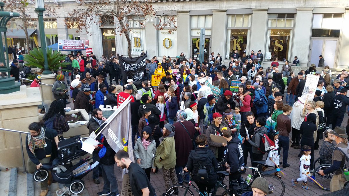 oaklanduprising's tweet photo. Ppl arrive to Oscar Grant Plaza for @APTPaction #ReclaimMLK March in Oakland, capping off #96Hours of direct action. https://t.co/wSYTifHYuY