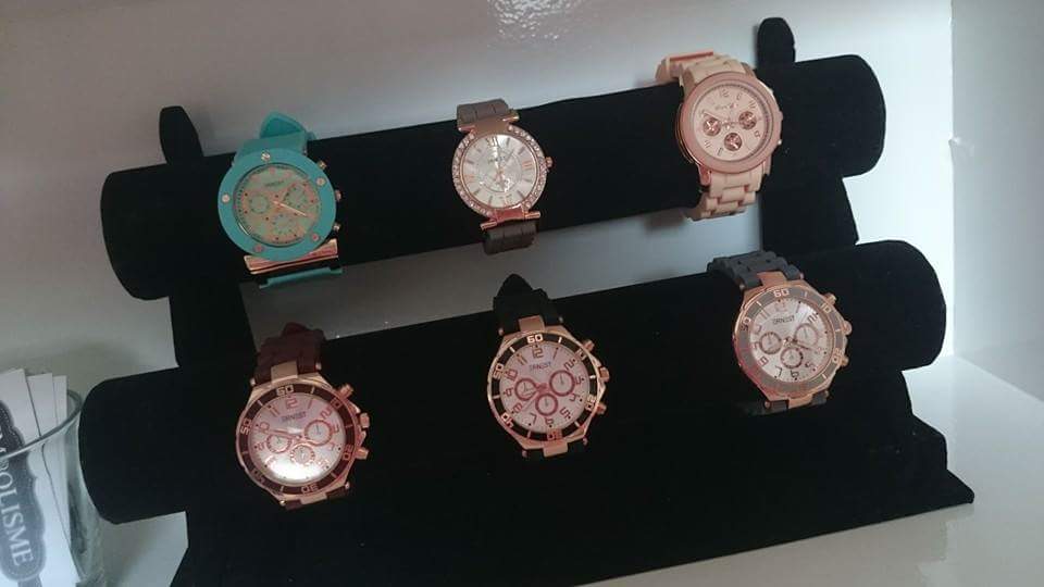 De grijze rechtsonder en de zalm rechtsboven zijn uitverkocht.