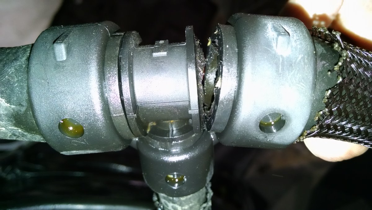 CraigsCarCareTX's tweet photo. #radiatorhoses plastic hose connectors break without warning,leading to a #engineoverheating https://t.co/TfHNQRy7MM