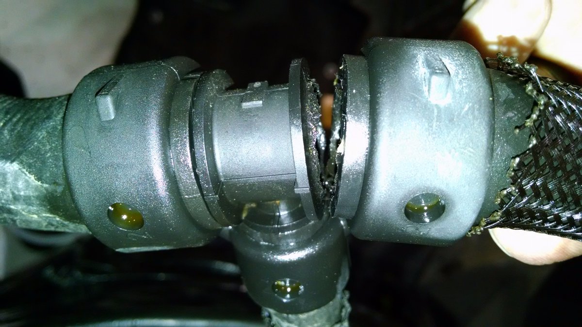 CraigsCarCareTX's tweet photo. #radiatorhoses plastic hose connectors break without warning,leading to a #engineoverheating https://t.co/TfHNQRy7MM