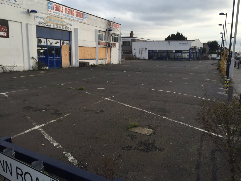 DrJohnClifton's tweet photo. #2CLTs hunting in #Ilford @RedbridgeCit 

Where could they go?? https://t.co/S02qHFS8N6