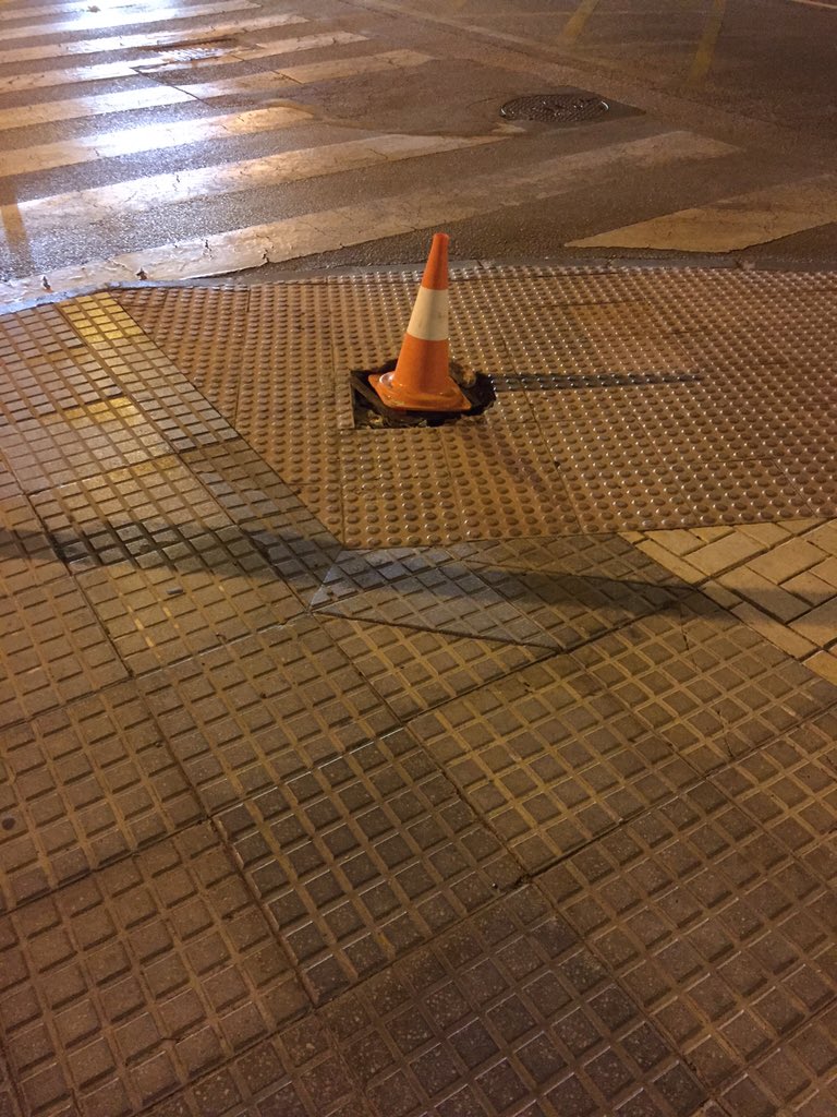 luisggcc's tweet image. Acera rota desde hace 1 mes en C/Rafael Pérez Estrada ¿previsión de arreglo? @malaga @DiarioSUR